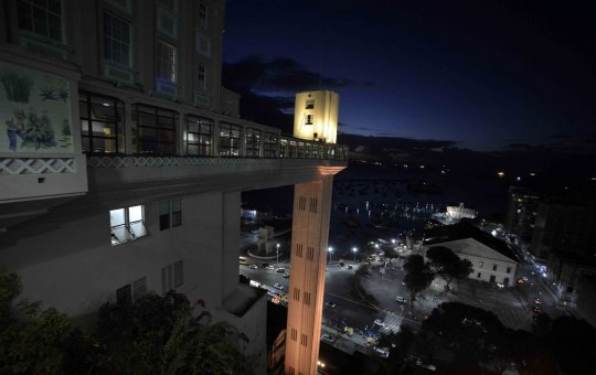 Elevador Lacerda é fechado para para manutenção após falha nas cabines