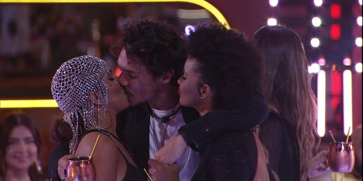 Cachorrada: Eliezer dá beijo triplo em Maria e Natália Deodato no ‘BBB22’