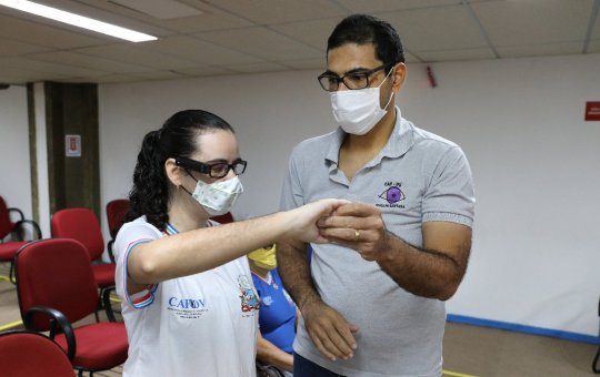 Governo da Bahia disponibiliza dispositivo para auxiliar estudantes cegos