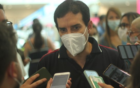 Leo Prates anuncia câncer do sobrinho e raspa a cabeça