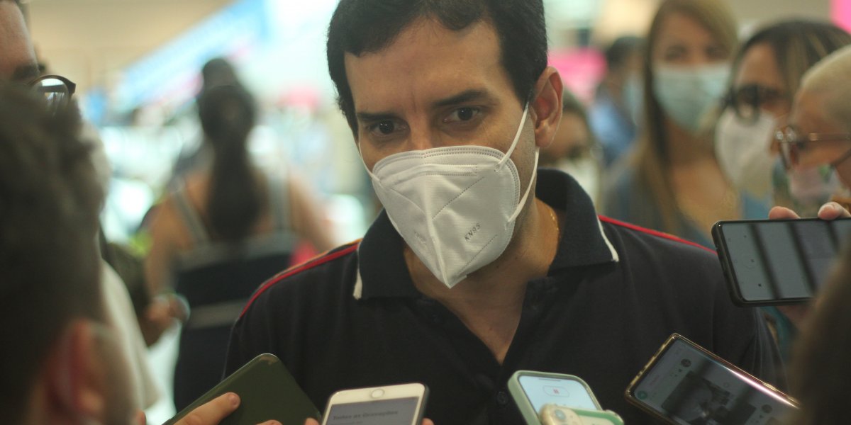 Leo Prates anuncia câncer do sobrinho e raspa a cabeça