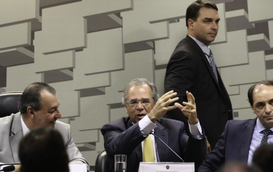 Flávio Bolsonaro não garante permanência de Paulo Guedes em reeleição