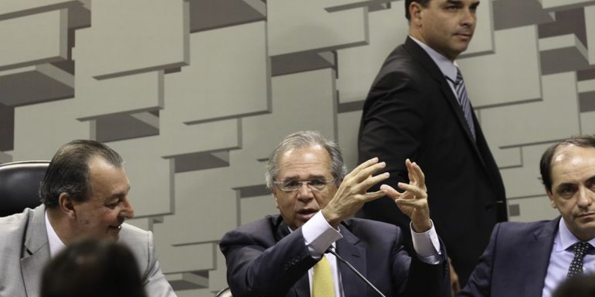 Flávio Bolsonaro não garante permanência de Paulo Guedes em reeleição