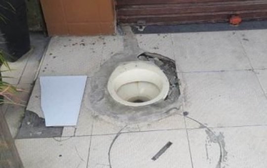 Cheirou mau: Dono de bar instala vaso sanitário em calçada e gera polêmica