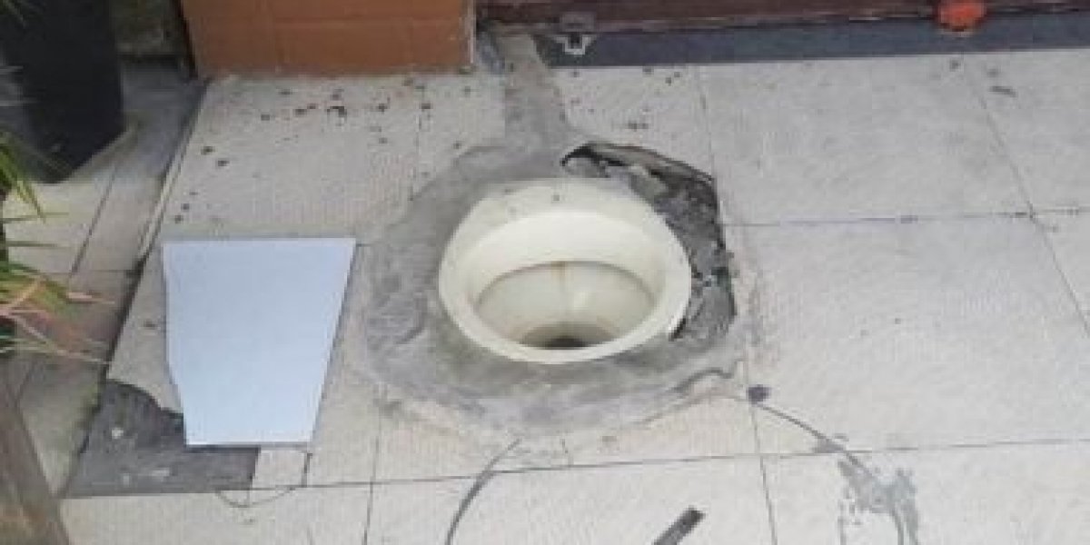 Cheirou mau: Dono de bar instala vaso sanitário em calçada e gera polêmica