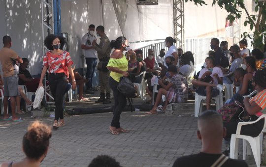 Covid-19: Brasil registra 164 mil novos casos e 943 mortes