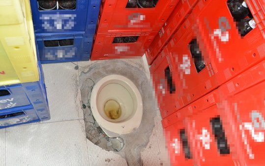 Prefeitura de Feira interdita bar que teve vaso sanitário instalado em calçada
