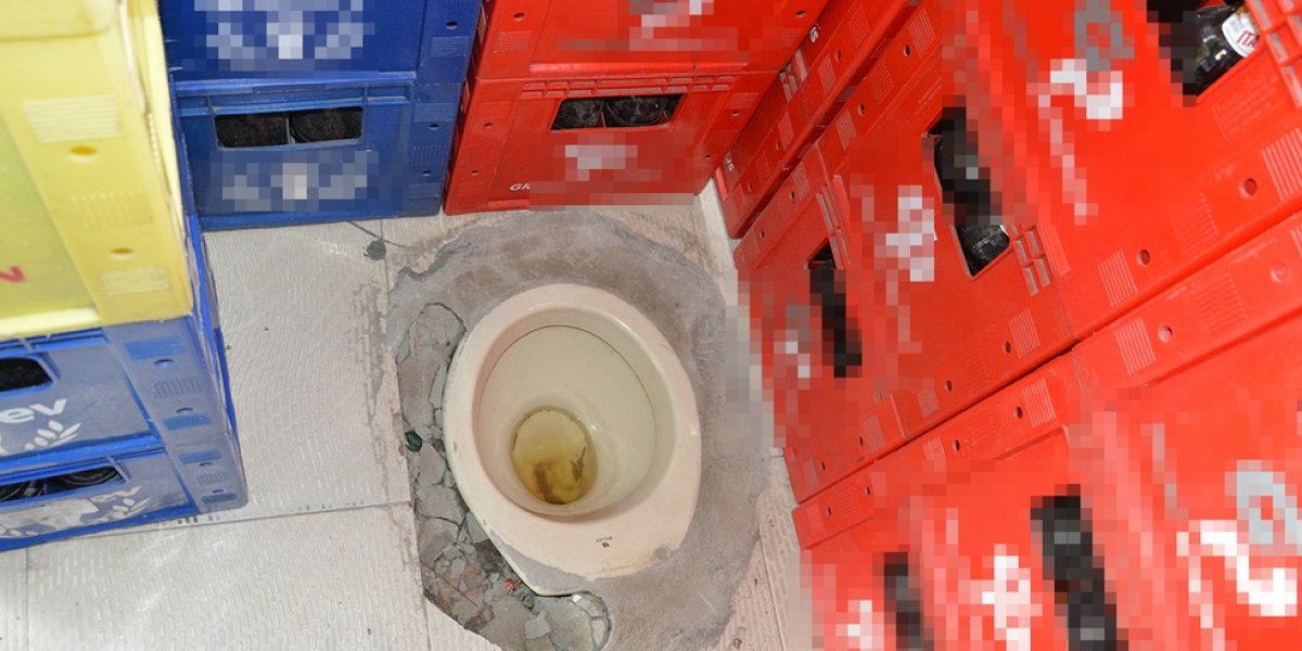 Prefeitura de Feira interdita bar que teve vaso sanitário instalado em calçada