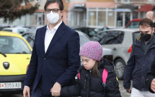 Presidente da Macedônia leva menina com down para escola após bullying 