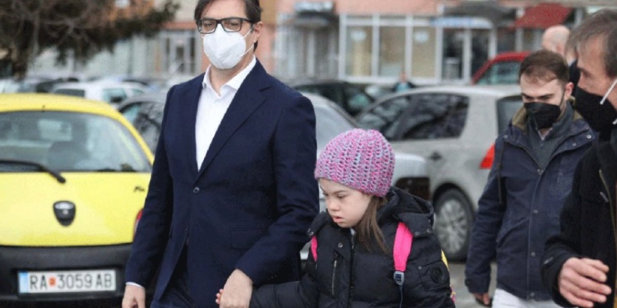 Presidente da Macedônia leva menina com down para escola após bullying