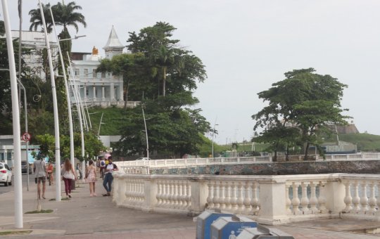 Homem 'surta', apedreja ônibus e confusão deixa feridos na Barra, em Salvador