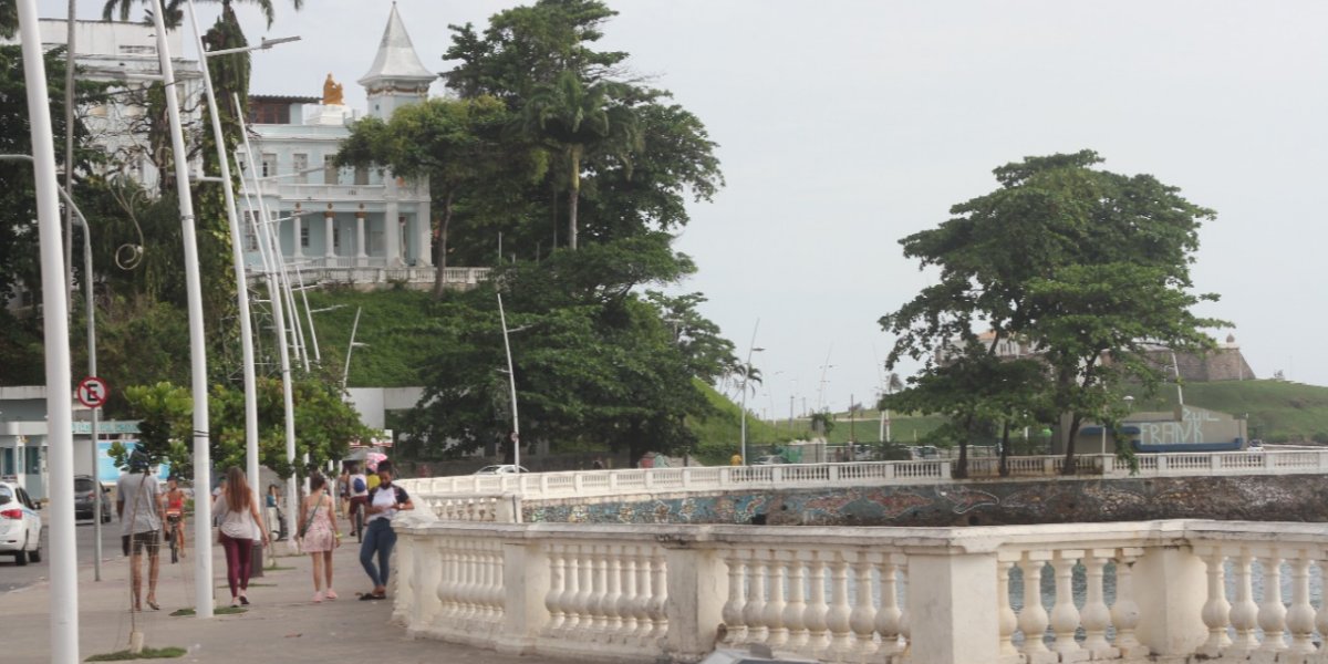 Homem 'surta', apedreja ônibus e confusão deixa feridos na Barra, em Salvador