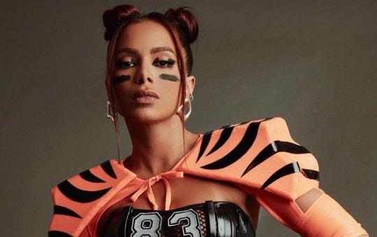 Com ensaio de carnaval, Anitta reúne famosos e milhares de pessoas em São Paulo