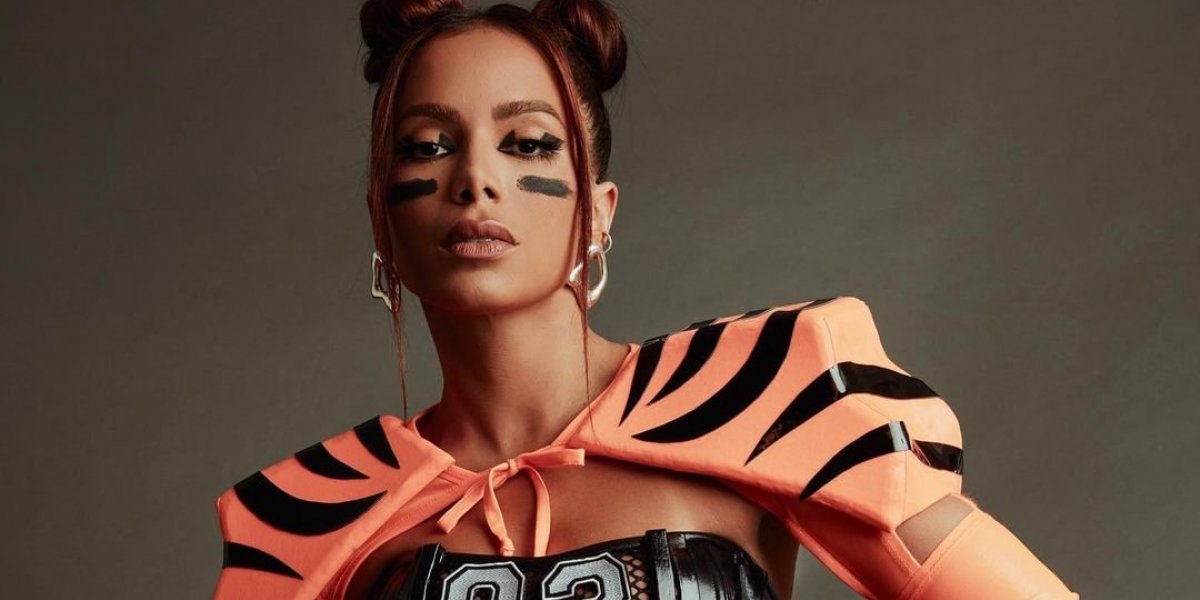 Com ensaio de carnaval, Anitta reúne famosos e milhares de pessoas em São Paulo