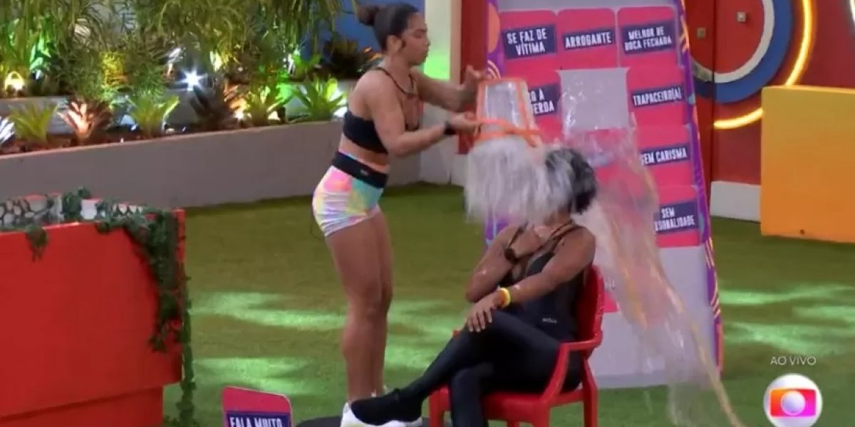 Maria acerta cabeça de Natália com balde e internautas pedem expulsão