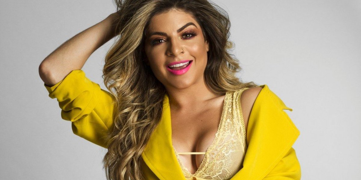 Influenciadora Gkay chega em Salvador e anuncia evento com Anitta