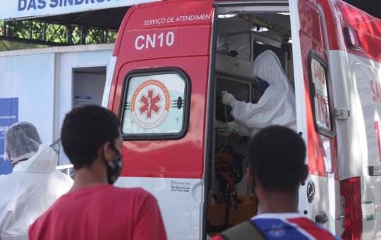 Covid-19: Brasil volta a registrar mais de mil mortes em apenas 24 horas