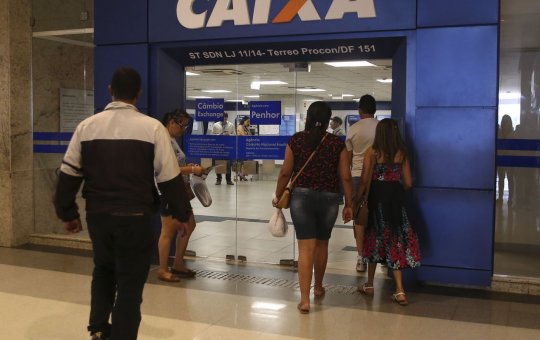 Trabalhadores nascidos em abril recebem valores do abono salarial nesta quinta