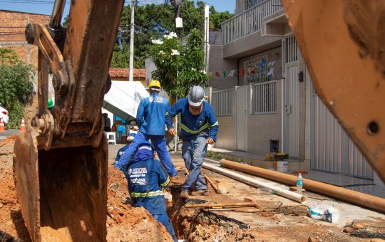Obras de esgotamento sanitário deixam ruas de Lauro de Freitas danificadas