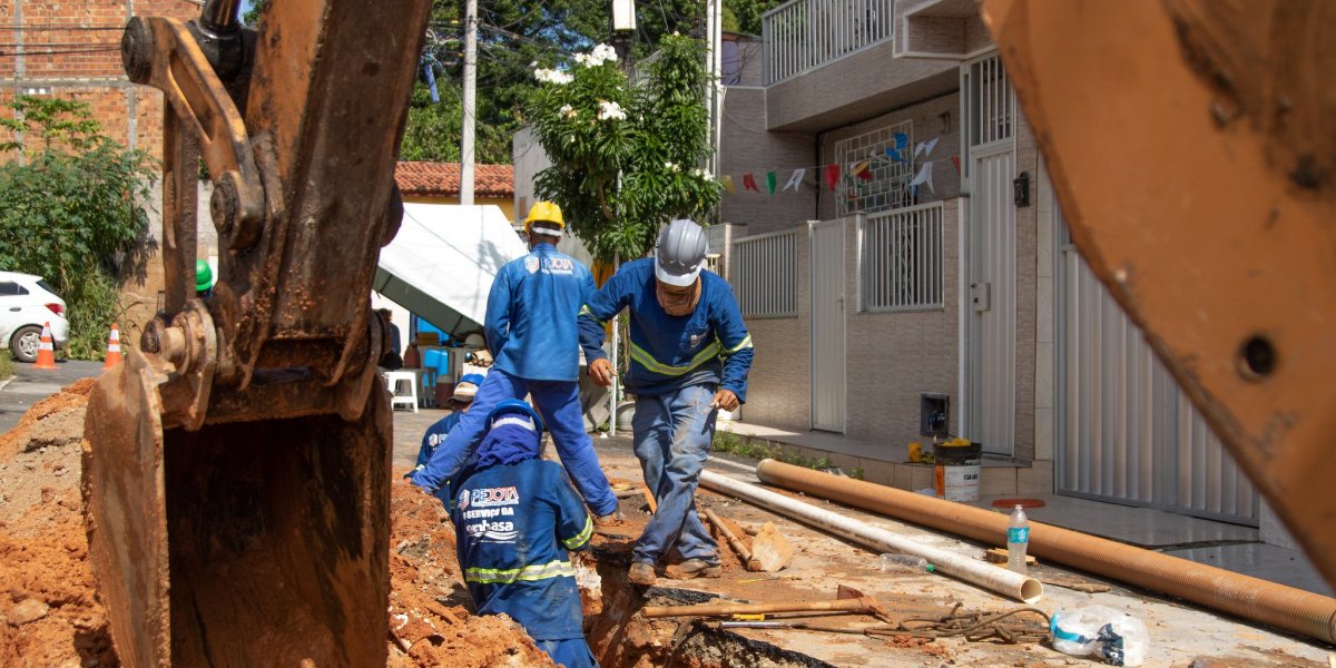 Obras de esgotamento sanitário deixam ruas de Lauro de Freitas danificadas