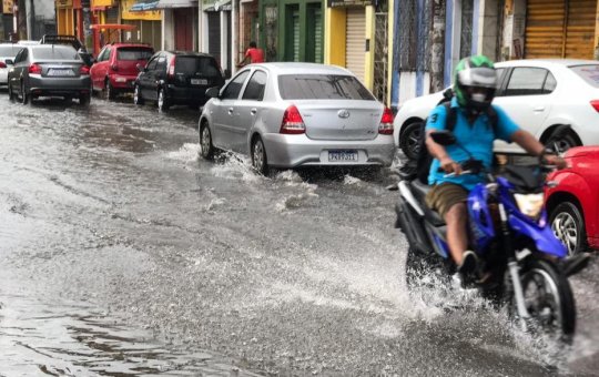Chuva que caiu em Salvador deixou ruas alagadas na Cidade Baixa e na Suburbana