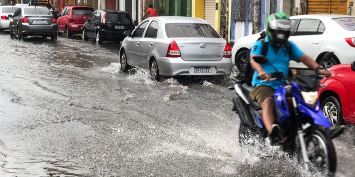Chuva que caiu em Salvador deixou ruas alagadas na Cidade Baixa e na Suburbana