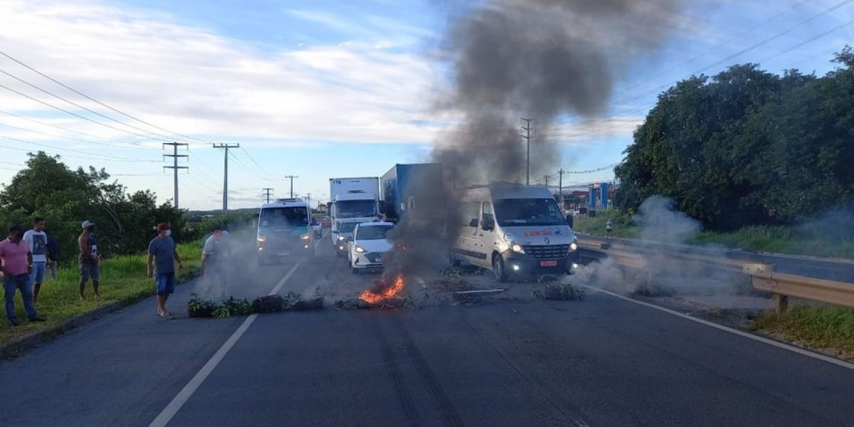 Ex-funcionários de terceirizada da Ford fazem protesto em Camaçari