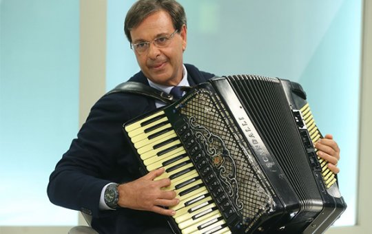 Ministro 'sanfoneiro' é cotado para vice de Bolsonaro, diz jornal