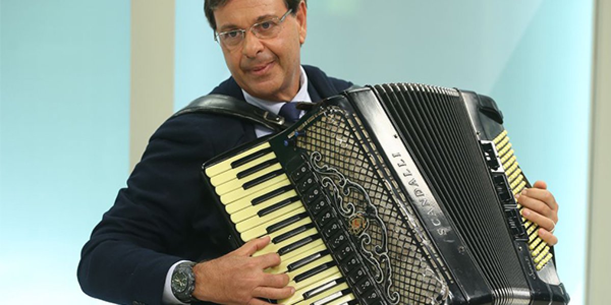 Ministro 'sanfoneiro' é cotado para vice de Bolsonaro, diz jornal