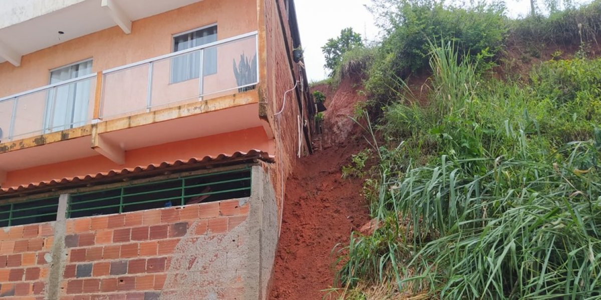 Deslizamento de terra mata três pessoas no interior de Minas Gerais