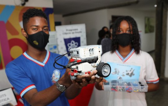 Rui Costa investe mais de R$1,2 milhão em kits de robótica para escolas