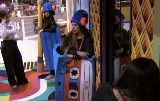 BBB 22: Laís, Jade, Eslô e Larissa tentam escutar conversa de brothers