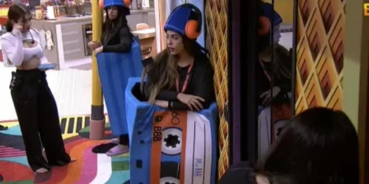 BBB 22: Laís, Jade, Eslô e Larissa tentam escutar conversa de brothers