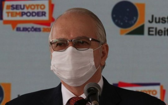 Fachin toma posse no TSE com discurso em defesa da urna eletrônica