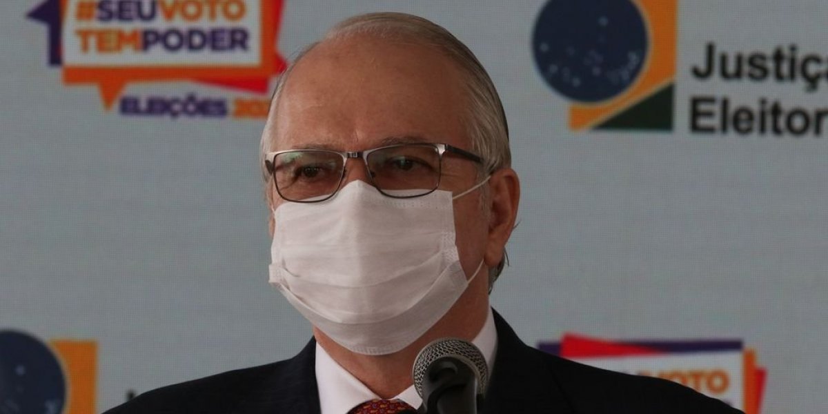 Fachin toma posse no TSE com discurso em defesa da urna eletrônica