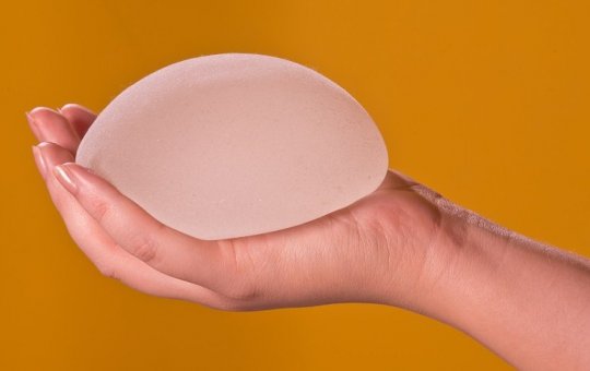Faróis acesos: Clínica alemã inventa silicone que acende e muda de cor