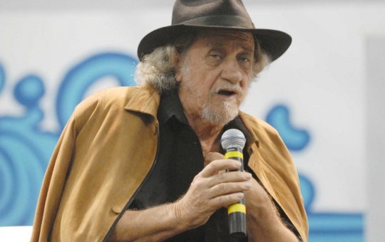 Cantor Elomar Figueira é internado em UTI com Covid-19