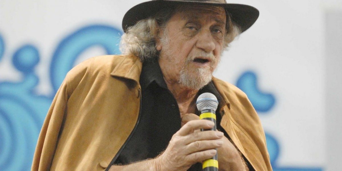 Cantor Elomar Figueira é internado em UTI com Covid-19