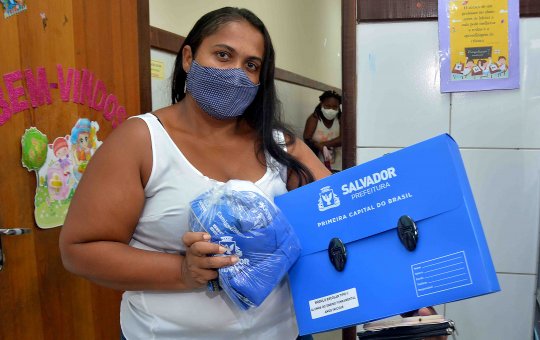 Alunos da rede municipal de ensino recebem kits escolares