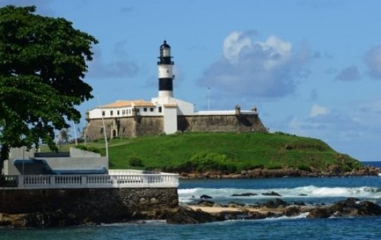 Assista: Homem se envolve em duas brigas na Praia da Barra, em Salvador