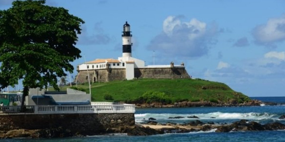 Assista: Homem se envolve em duas brigas na Praia da Barra, em Salvador