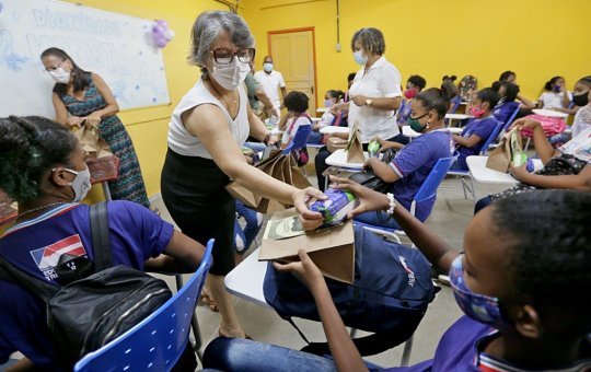 Programa Dignidade Menstrual distribui absorventes em escola de Pernambués