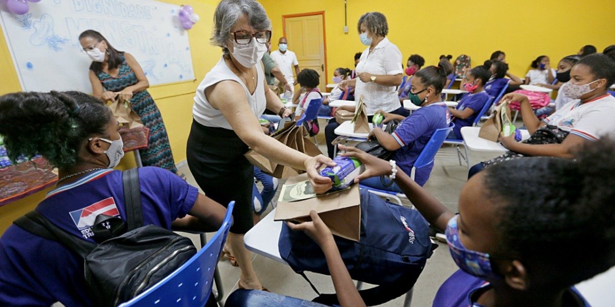 Programa Dignidade Menstrual distribui absorventes em escola de Pernambués