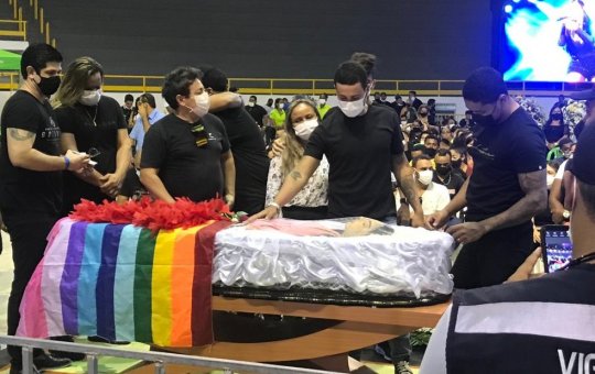 Vídeo: Sob aplausos, corpo de Paulinha Abelha é velado em Simão Dias