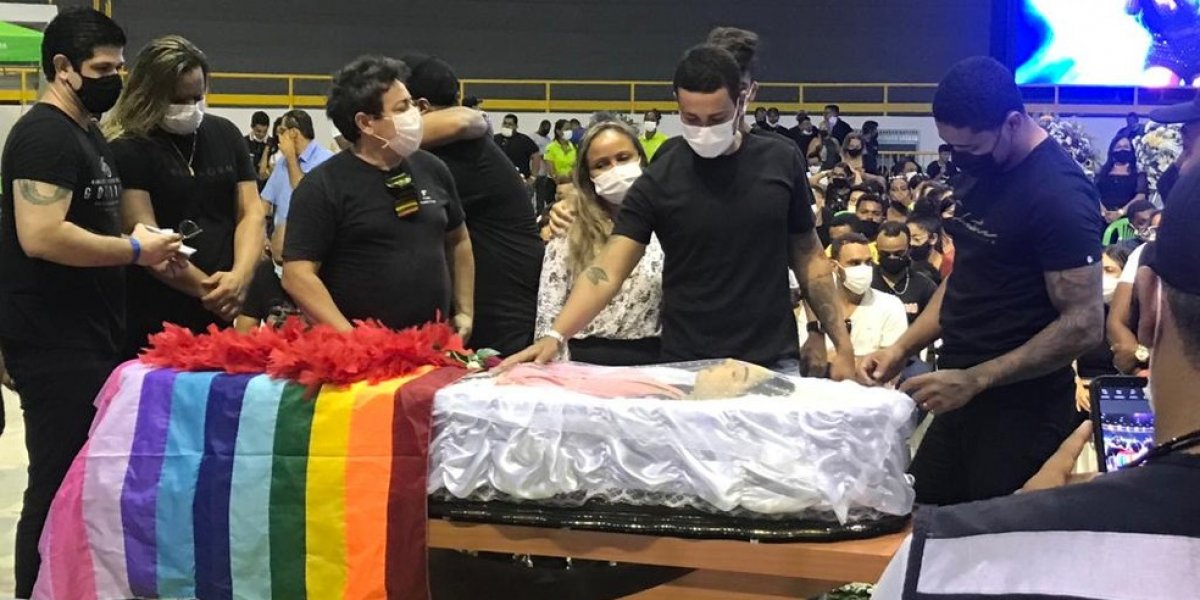 Vídeo: Sob aplausos, corpo de Paulinha Abelha é velado em Simão Dias