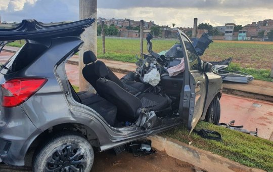 Motorista bate em poste, sai ferido e destrói carro na Avenida Orlando Gomes