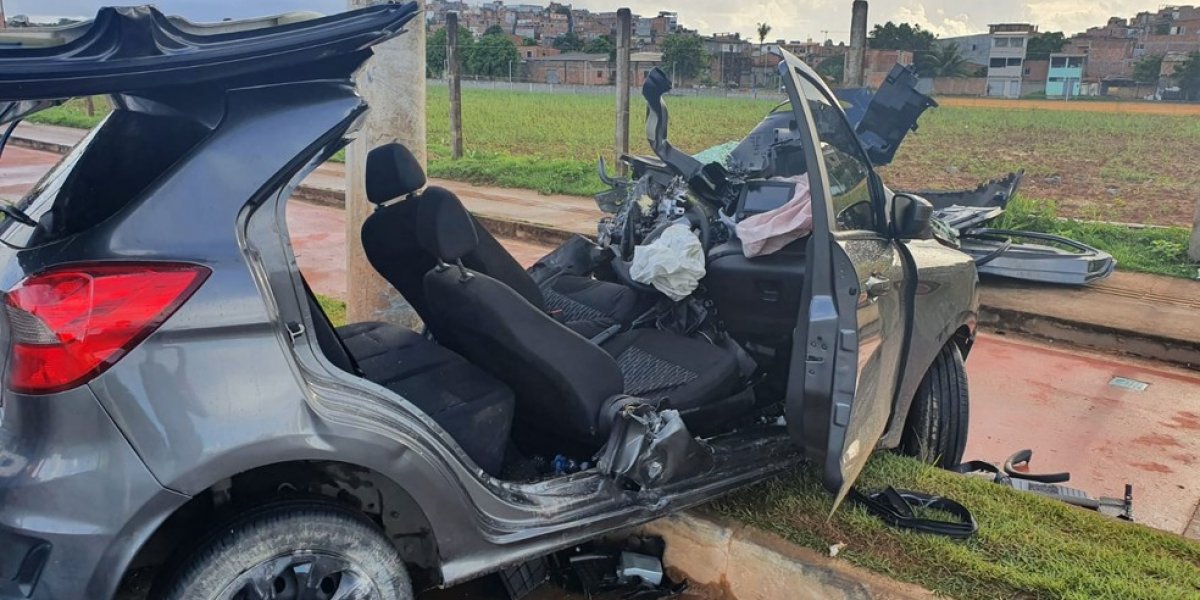 Motorista bate em poste, sai ferido e destrói carro na Avenida Orlando Gomes