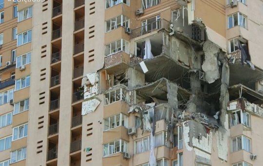Míssil atinge prédio em Kiev, capital da Ucrânia; veja imagens