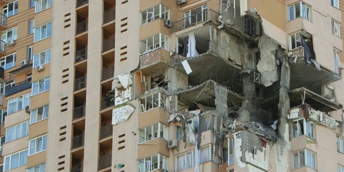 Míssil atinge prédio em Kiev, capital da Ucrânia; veja imagens