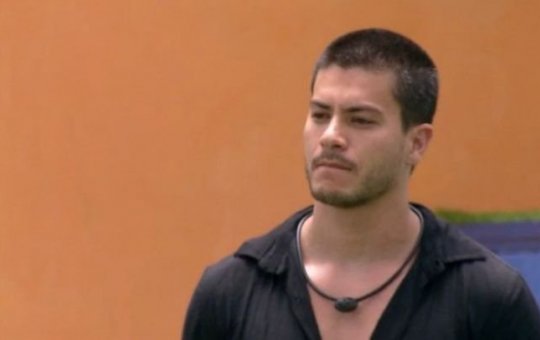 Arthur Aguiar chora e lamenta saída de Tiago Abravanel do BBB 22